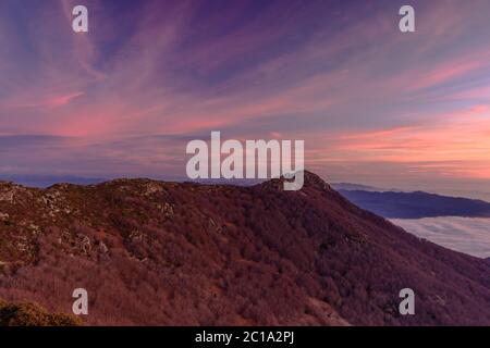 Lever de soleil au pic des Agudes - 1706m, dans le Parc naturel de Montseny (Catalogne, Espagne) Banque D'Images