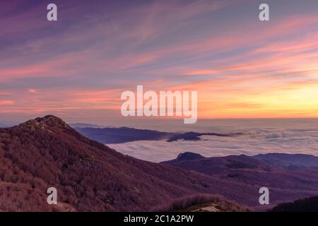 Lever de soleil au pic des Agudes - 1706m, dans le Parc naturel de Montseny (Catalogne, Espagne) Banque D'Images