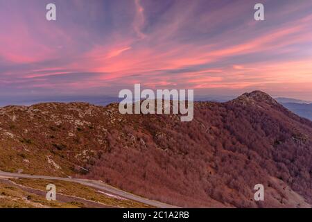 Lever de soleil au pic des Agudes - 1706m, dans le Parc naturel de Montseny (Catalogne, Espagne) Banque D'Images