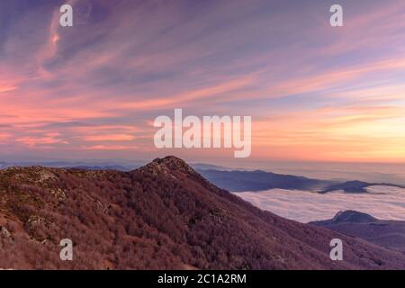 Lever de soleil au pic des Agudes - 1706m, dans le Parc naturel de Montseny (Catalogne, Espagne) Banque D'Images