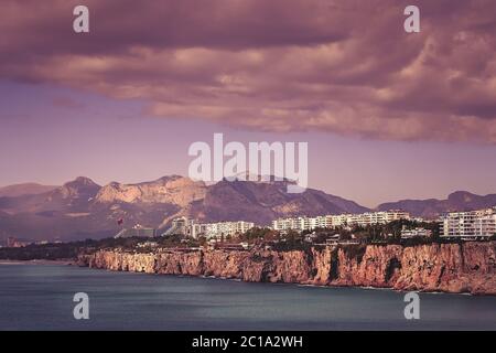 Mer et falaises côtières à Antalya Banque D'Images