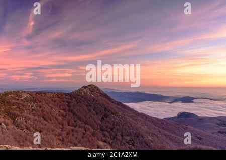 Lever de soleil au pic des Agudes - 1706m, dans le Parc naturel de Montseny (Catalogne, Espagne) Banque D'Images