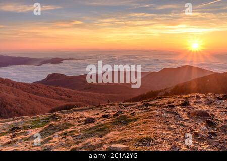 Lever de soleil au pic des Agudes - 1706m, dans le Parc naturel de Montseny (Catalogne, Espagne) Banque D'Images