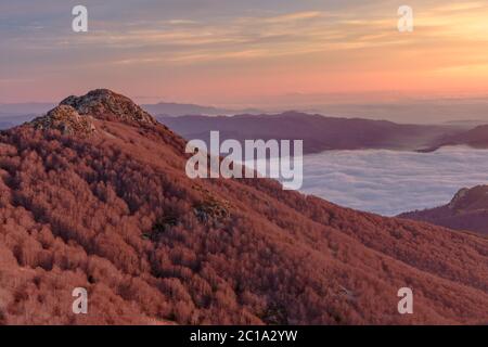 Lever de soleil au pic des Agudes - 1706m, dans le Parc naturel de Montseny (Catalogne, Espagne) Banque D'Images