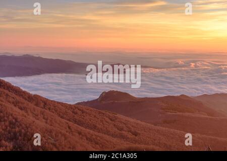 Lever de soleil au pic des Agudes - 1706m, dans le Parc naturel de Montseny (Catalogne, Espagne) Banque D'Images