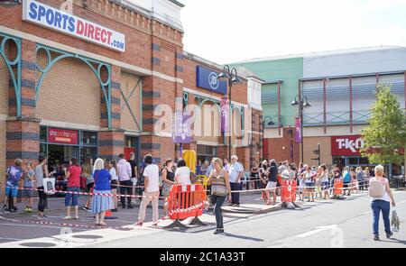 Kidderminster, Royaume-Uni. 15 juin 2020. Puisque les détaillants non essentiels sont ouverts aujourd'hui à l'entreprise suite à l'assouplissement des restrictions de blocage des coronavirus, le seul magasin qui attire des files d'attente massives dans ce parc de détail habituellement fréquenté de Kidderminster est Sports Direct! Des gens de tous âges font la queue au soleil désespérés d'acheter leur équipement sportif à prix réduit. Crédit : Lee Hudson/Alay Live News Banque D'Images