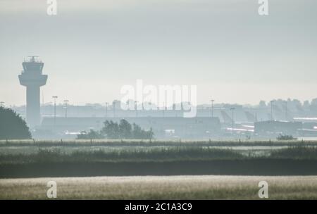 Aéroport de Gatwick, Crawly, West Sussex, Royaume-Uni. 15 juin 2020. Brume matinale à l'aéroport de Gatwick à l'ouverture du terminal nord. Le premier départ est prévu pour un vol facile en jet à destination de Glasgow. Crédit : David Burr/Alay Live News Banque D'Images