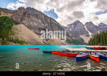 Canoës Corlorful sur le lac Moraine près du village de Lake Louise dans le parc national Banff, Alberta, montagnes Rocheuses, Canada Banque D'Images