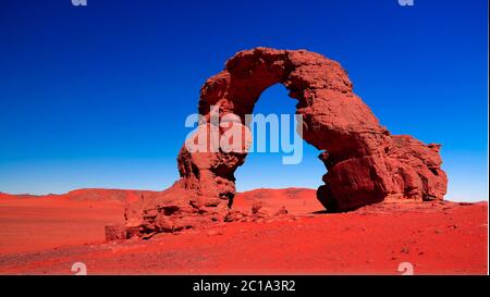 Formation de roche d'arche aka Arc d'Afrique ou Arc d'Algérie avec lune à Tamezguida dans le parc national de Tassili nAjjer en Algérie Banque D'Images