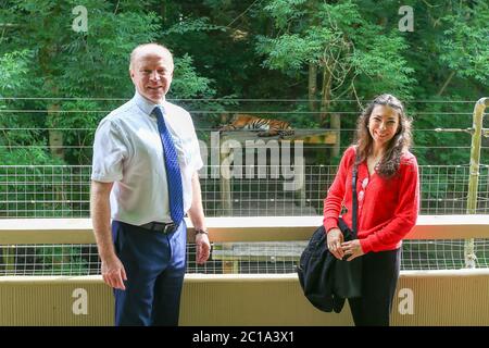 Dudley, West Midlands, Royaume-Uni. 15 juin 2020. Marco Longhi, député conservateur de Dudley North, est l'un des premiers visiteurs avec sa femme Andrea, alors que le zoo de Dudley ouvre ses portes pour la première fois depuis le verrouillage du Royaume-Uni, avec une prise en charge gérée et des avertissements de sécurité complets. Crédit : Peter Lophan/Alay Live News Banque D'Images