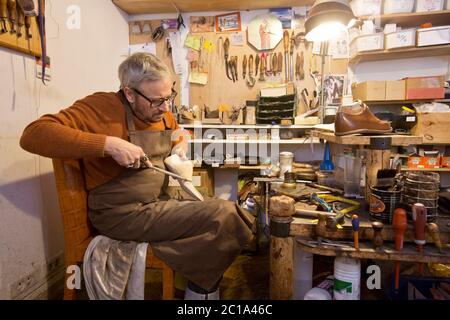 PIERRE CORTHAY, CORDONNIER DE CHAUSSURES Banque D'Images