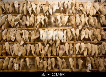 PIERRE CORTHAY, CORDONNIER DE CHAUSSURES Banque D'Images