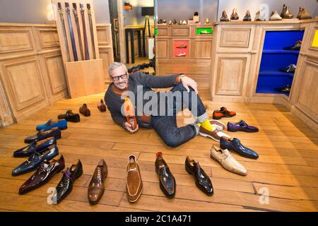 PIERRE CORTHAY, CORDONNIER DE CHAUSSURES Banque D'Images