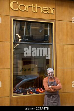 PIERRE CORTHAY, CORDONNIER DE CHAUSSURES Banque D'Images