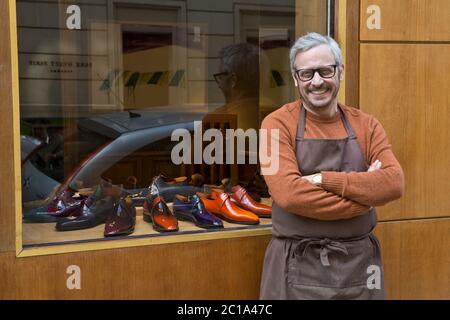 PIERRE CORTHAY, CORDONNIER DE CHAUSSURES Banque D'Images