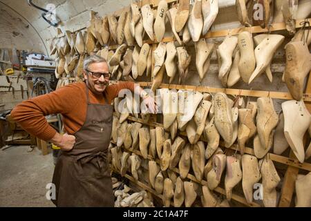 PIERRE CORTHAY, CORDONNIER DE CHAUSSURES Banque D'Images