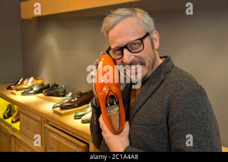 PIERRE CORTHAY, CORDONNIER DE CHAUSSURES Banque D'Images