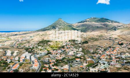 Vue aérienne de 'Vila Baleira', ville de Porto Santo, avec 'Pico Castelo' comme arrière-plan Banque D'Images