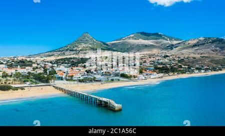 Vue aérienne de 'Vila Baleira' avec 'Pico Castelo' comme fond, Porto Santo, Madère, Portugal Banque D'Images