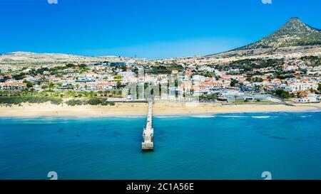 Vue aérienne de 'Vila Baleira' avec 'Pico Castelo' comme fond, Porto Santo, Madère, Portugal Banque D'Images