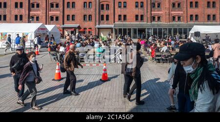 Foule de gens aux stands de nourriture d'entrepôt de Yokohama Red Brick, Japon Banque D'Images