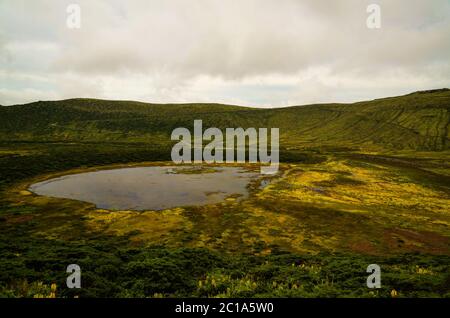 Vue panoramique sur le lac de Caldeira Branca sur l'île de Flores, Açores. Portugal Banque D'Images