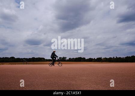 Cycliste féminin lors d'un confinement de la covid-19 près de Hackney Marshes, Londres, Royaume-Uni Banque D'Images