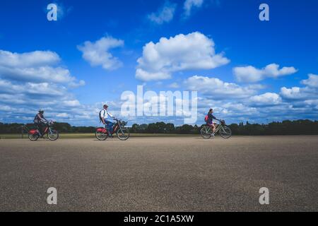 Trois cyclistes dans un parc pendant le confinement de la Covid-19 près de Hackney Marshes, Londres Banque D'Images