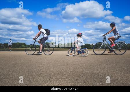 Un jeune cycle familial se réunit lors du confinement de la Covid-19 près de Hackney Marshes, Londres, Royaume-Uni Banque D'Images