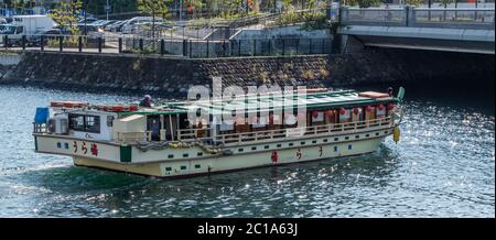 Yakatabune ou bateau-croisière au bord de l'eau de Yokohama. Banque D'Images