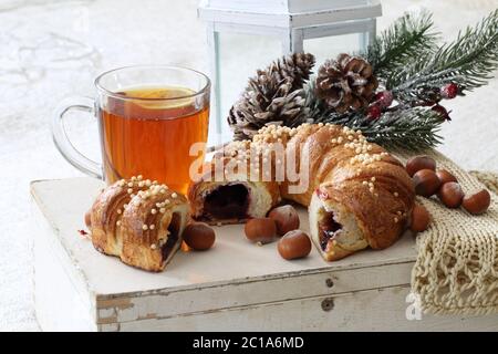 Gâteau viennois rempli de pommes et raisins de Corinthe et une tasse de thé sur la table Banque D'Images