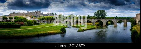 Vue lointaine sur le château de Carcassonne et le pont Vieux traversant l'Aude à Carcassonne Aude France Banque D'Images