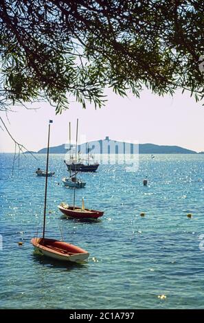 Images numérisées d'archives d'une Corse passée. Photos génériques de yachts et de bateau commercial en mer. 1980 Banque D'Images