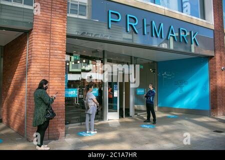 KINGSTON, SURREY, ROYAUME-UNI. 15 juin 2020. Les clients font la queue devant le magasin Primark de Kingston le jour de la réouverture des magasins non essentiels dans le cadre de l'assouplissement des mesures de verrouillage du gouvernement pour revitaliser l'économie en difficulté après une chute de 20.4 % du produit intérieur brut (PIB) en avril et l'économie britannique en route pour l'une des pires récessions. Crédit : amer ghazzal/Alay Live News Banque D'Images