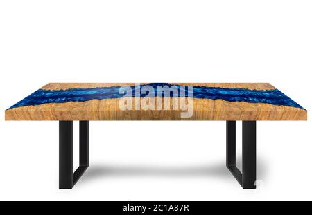 Table style moderne fait de moulage résine époxy bleu érable burnl pieds en bois en acier sur fond blanc de plancher Banque D'Images