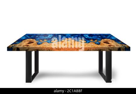 Table style moderne fait de moulage résine époxy bleu érable burnl pieds en bois en acier sur fond blanc de plancher Banque D'Images