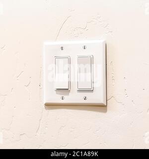 Interrupteur à bascule multiple intérieur carré avec leviers plats larges et plaque de couvercle Banque D'Images