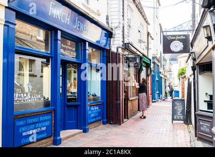 Brighton Royaume-Uni 15 juin 2020 - les magasins commencent à rouvrir dans la célèbre région de Lanes à Brighton comme magasins non essentiels rouvrent en Angleterre aujourd'hui après que les restrictions de verrouillage sont assouplies plus encore pendant la crise pandémique du coronavirus COVID-19 : Credit Simon Dack / Alay Live News Banque D'Images