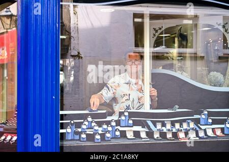 Brighton Royaume-Uni 15 juin 2020 - UN bijoutier prépare sa vitrine dans la région de Lanes à Brighton comme magasins non essentiels rouvrent aujourd'hui en Angleterre après que les restrictions de verrouillage sont assouplies encore pendant la crise pandémique du coronavirus COVID-19 : Credit Simon Dack / Alay Live News Banque D'Images