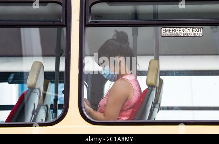 Brighton Royaume-Uni 15 juin 2020 - UN passager de bus portant un masque à Brighton comme magasins non essentiels rouvre aujourd'hui en Angleterre après que les restrictions de verrouillage sont assouplies plus loin pendant la crise pandémique du coronavirus COVID-19 : Credit Simon Dack / Alay Live News Banque D'Images