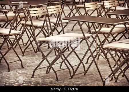 Image de style rétro de chaises et de tables devant un restaurant Banque D'Images