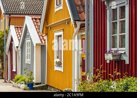 Anciennes maisons en bois colorées dans la ville de Karlskrona, en Suède Banque D'Images