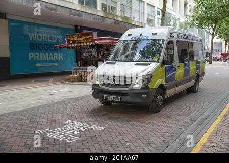 Birmingham, West Midlands, 15 juin 2020. Des milliers d’acheteurs ont frappé Birmingham pour acheter des articles qu’ils avaient manqués depuis que les points de vente ont été fermés pendant le confinement de COVID-19. Beaucoup étaient des scènes tenant des paquets de sacs après une virée shopping. Deux hommes ont été vus marcher le long de New Street à Birmingham avec six sacs Selfridges. Crédit : arrêtez Press Media/Alamy Live News Banque D'Images