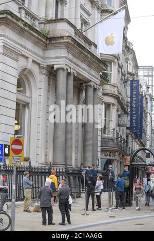 Birmingham, West Midlands, 15 juin 2020. Des milliers d’acheteurs ont frappé Birmingham pour acheter des articles qu’ils avaient manqués depuis que les points de vente ont été fermés pendant le confinement de COVID-19. Beaucoup étaient des scènes tenant des paquets de sacs après une virée shopping. Deux hommes ont été vus marcher le long de New Street à Birmingham avec six sacs Selfridges. Crédit : arrêtez Press Media/Alamy Live News Banque D'Images