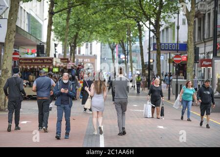 Birmingham, West Midlands, 15 juin 2020. Des milliers d’acheteurs ont frappé Birmingham pour acheter des articles qu’ils avaient manqués depuis que les points de vente ont été fermés pendant le confinement de COVID-19. Beaucoup étaient des scènes tenant des paquets de sacs après une virée shopping. Deux hommes ont été vus marcher le long de New Street à Birmingham avec six sacs Selfridges. Crédit : arrêtez Press Media/Alamy Live News Banque D'Images