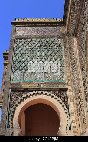 Meknes, Maroc. La porte médiévale de Bab Mansour, dans le centre historique de la ville impériale, l'un de ses plus importants monuments. Banque D'Images