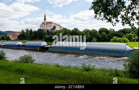 Decin, République tchèque. 15 juin 2020. Les navires de cargaison Praha (Prague) et Praha 2 remorqués par le remorqueur Beskydy (Beskids), non vus, traversent Decin sur la rivière de la Lée depuis l'Allemagne jusqu'à Lovosice (République tchèque), avec une charge de réservoirs à bière pour la brasserie Pilsner Urquell, le 15 juin 2020. Crédit : Ondrej Hajek/CTK photo/Alay Live News Banque D'Images