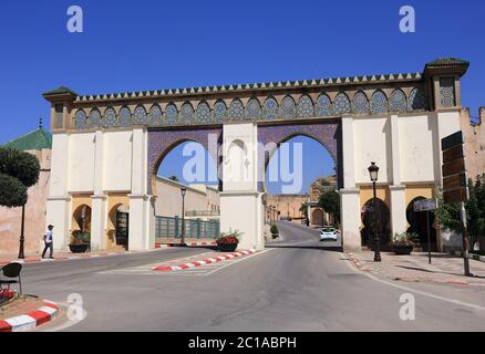 Meknes, Maroc. Une magnifique porte d'entrée de style arabe islamique à double arc au mausolée Moulay Ismail dans le centre historique de la ville impériale. Banque D'Images