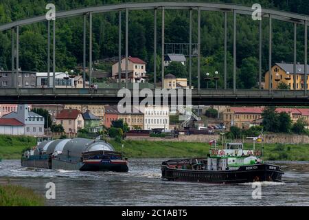 Decin, République tchèque. 15 juin 2020. Les navires de cargaison Praha (Prague) et Praha 2, à gauche, remorqués par le remorqueur Beskydy (Beskids), à droite, traversent Decin sur la rivière de la Lée depuis l'Allemagne jusqu'à Lovosice (République tchèque), avec une charge de réservoirs à bière pour la brasserie Pilsner Urquell, le 15 juin 2020. Crédit : Ondrej Hajek/CTK photo/Alay Live News Banque D'Images