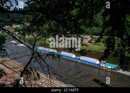 Decin, République tchèque. 15 juin 2020. Les navires de cargaison Praha (Prague) et Praha 2, à droite, remorqués par le remorqueur Beskydy (Beskids), à gauche, traversent Decin sur la rivière de la Lée depuis l'Allemagne jusqu'à Lovosice (République tchèque), avec une charge de réservoirs à bière pour la brasserie Pilsner Urquell, le 15 juin 2020. Crédit : Ondrej Hajek/CTK photo/Alay Live News Banque D'Images